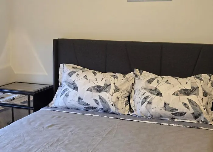 Modern 4 Bedroom Home -Oakville