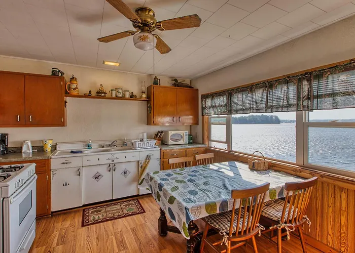 Lakeside Cabins At Wedges Hideaway