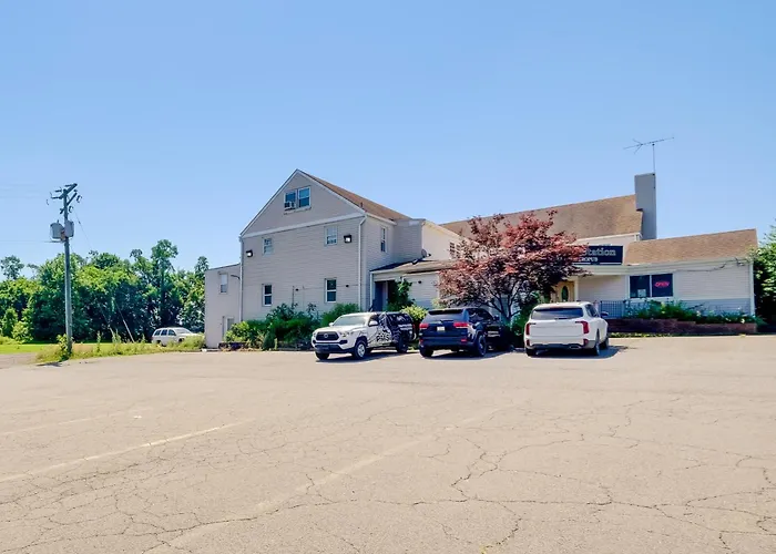 6 Mi To Historic Leesburg: Apt W/ On-Site Dining