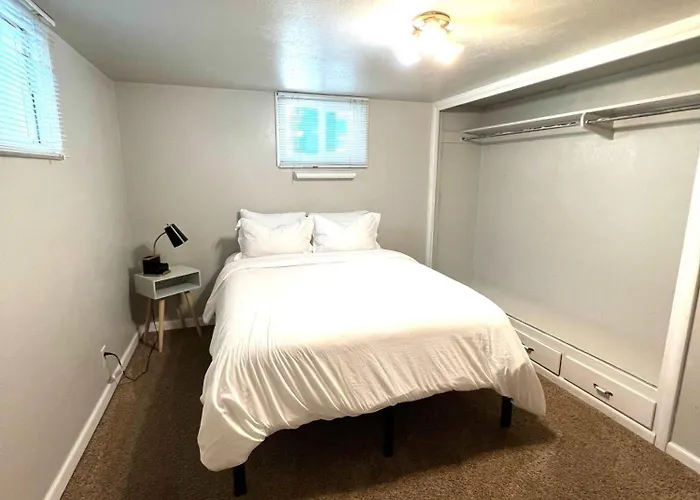 Cozy Basement Apartment - Blocks From Old Town