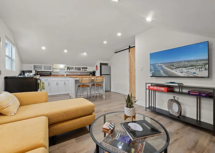 Ocean-View, Deck, Walk To Beach, Dining And More