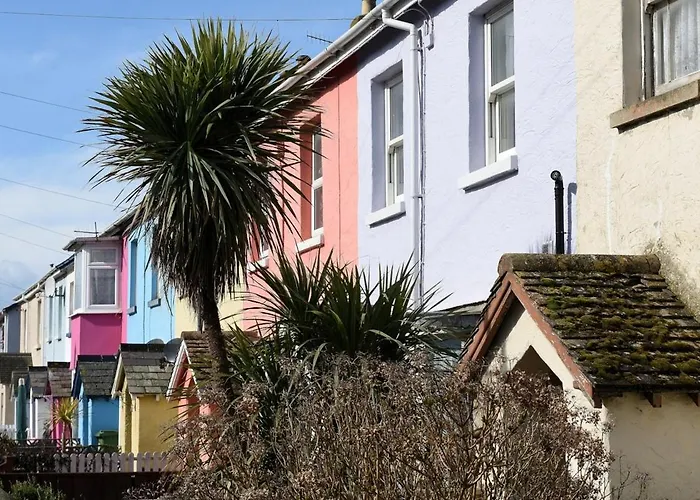 Pet-Friendly 3-Bed Home With Balcony - Walk To Beach & Golf