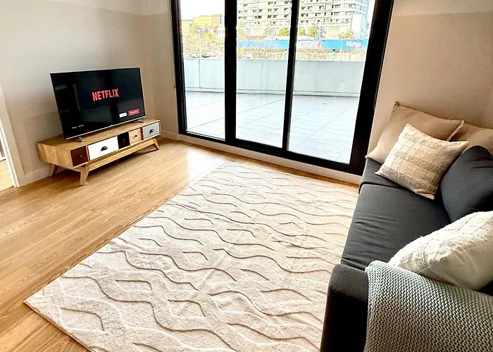 Modern 2 Bed 2 Bath Apartment With Parking Opposite Westfield Doncaster