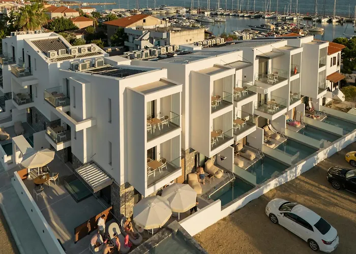 Limani Nikiti Suites