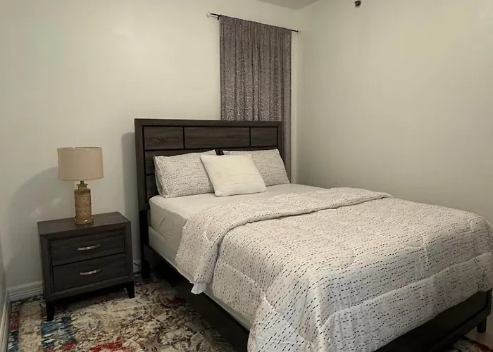 Luxe 3Br & 2Ba Condo Near Airport & Shopping Mall