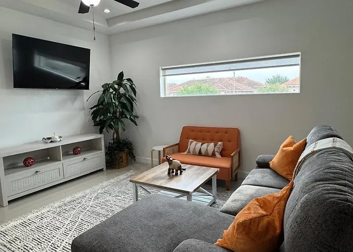 Luxe 3Br & 2Ba Condo Near Airport & Shopping Mall