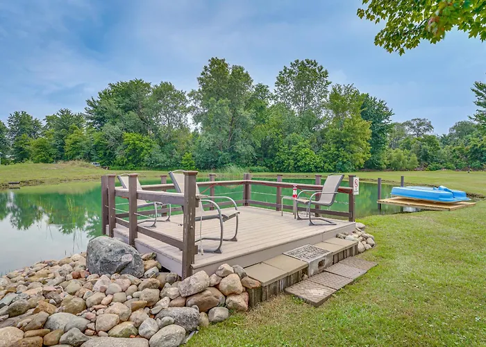 1 Block To Lake Huron: Pet-Friendly Apt W/ Kayaks