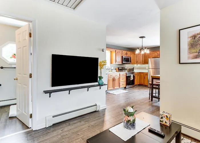 Walk To Town: Charming Unit W/ Balcony In Bedford!