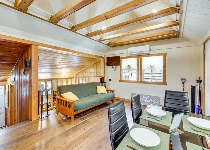 Tiny Home W/ Deck & Mtn Views In Lake Arrowhead!