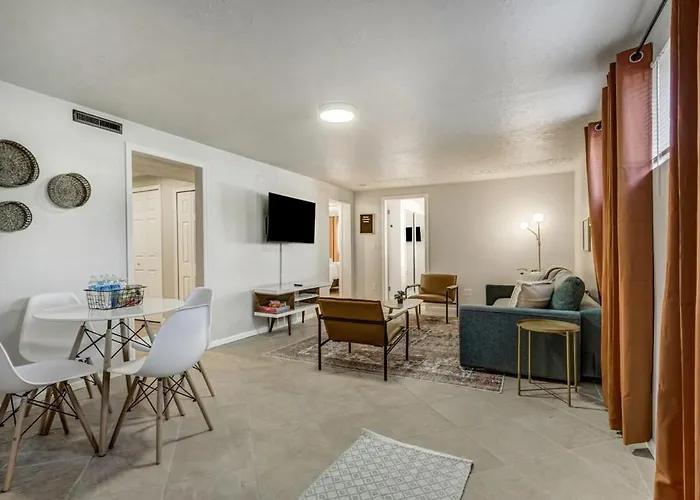 Cheerful Cove - Cozy Basement Centrally Located