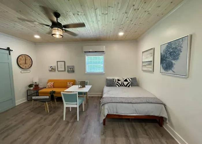 Beautifully Renovated Studio 2 Miles From Marina!