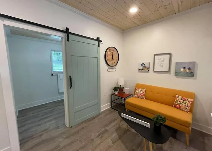 Beautifully Renovated Studio 2 Miles From Marina!