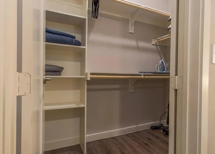Boulevard Stays Luxury 1Br King Suite Pool Gym Parking - B