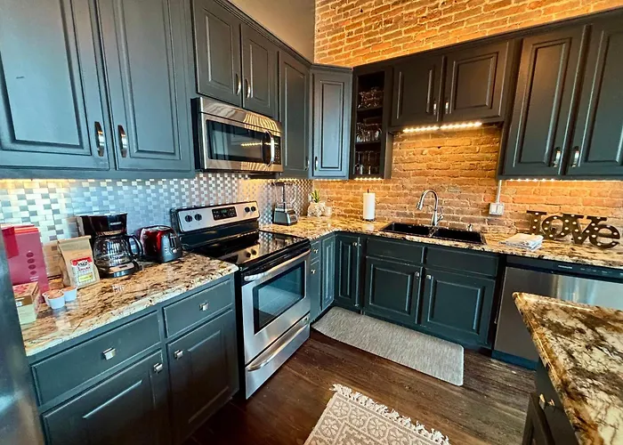 Spacious Downtown Loft On Historic Court Street