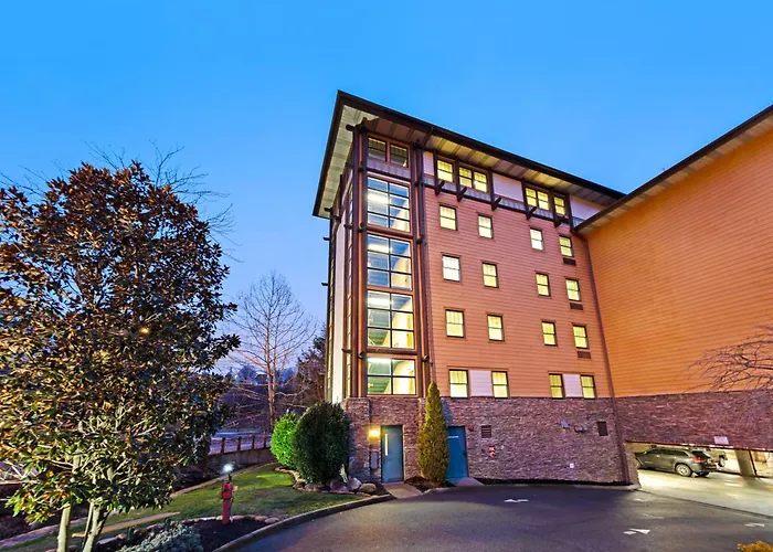 Pool Villa: Baskins Creek Condos