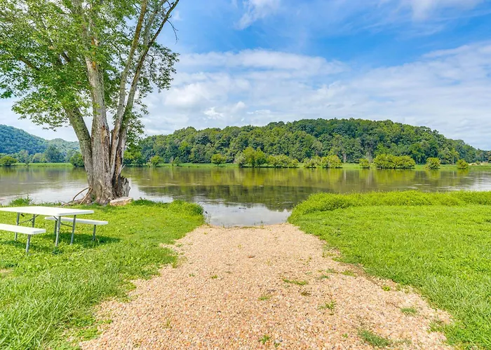 Rogersville Barn Apartment On 27 Acres W/ Pond!