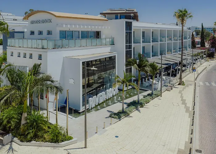 Central hotel: River Rock Hotel