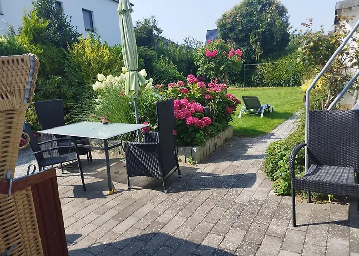 Fewo "Am Deich" 70M Zum Strand, Glasfaser, Fahrradgarage, Eigener Parkplatz, Eigener Garten
