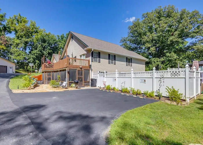 'Foxes Den' W/ Hot Tub, Pool Table & Fire Pit!