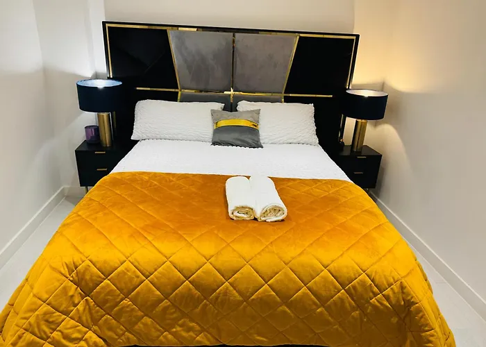 Perfect 1 Bed Apartment Sleeps 5 1 Kingsize Bed 1 Double Sofabed & Foldable Single Bed Free Parking Wifi Good Transport Network Shopping Holiday Makers Families Contractors In North London