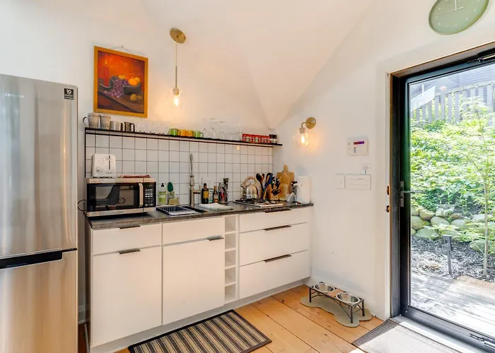 Pet-Friendly Minneapolis Studio: Walk To Lake!