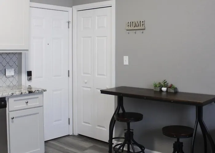 Little Rock - Downtown Comfort, Capital Manor Getaway