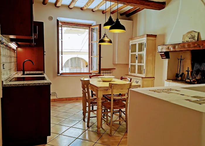 Historic 14Th-Century Apartment In The Center Of Montaione, Tuscan Charm