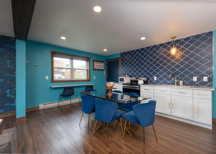 Full Kitchen Private Deck Lounge Downtown