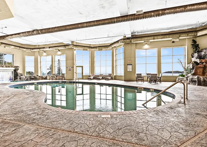 Amazing Superior Lake View Condo And Heated Pools
