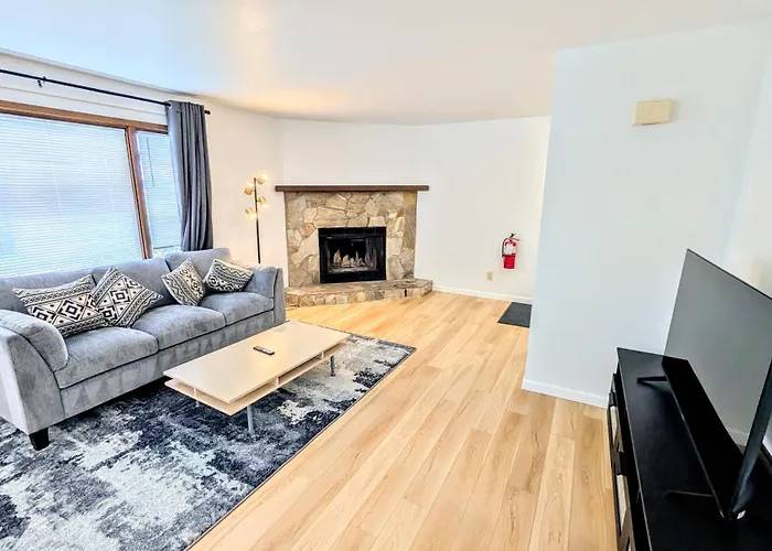 Spacious Downtown 2-Bdrm Apartment