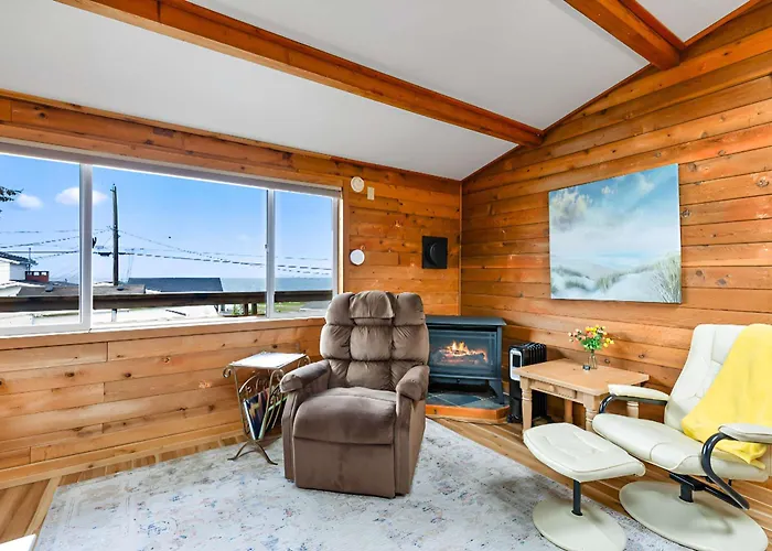 2Nd Story 1 Bed Apt #3 With Kitchenette And A Sweeping View Of Birch Bay