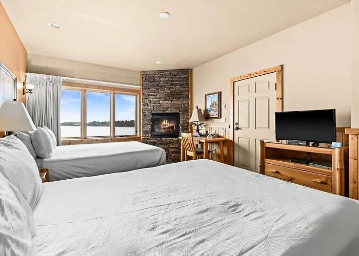 Amazing Lake View 2 Queen Bed Studio & Heated Pools