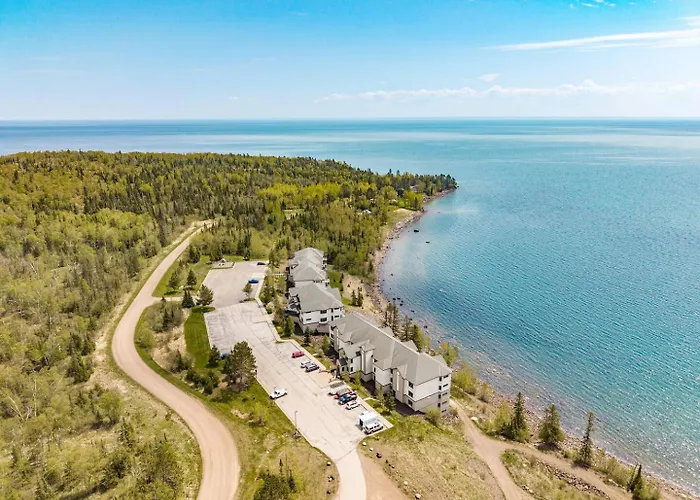 Amazing Lake View 2 Queen Bed Studio & Heated Pools