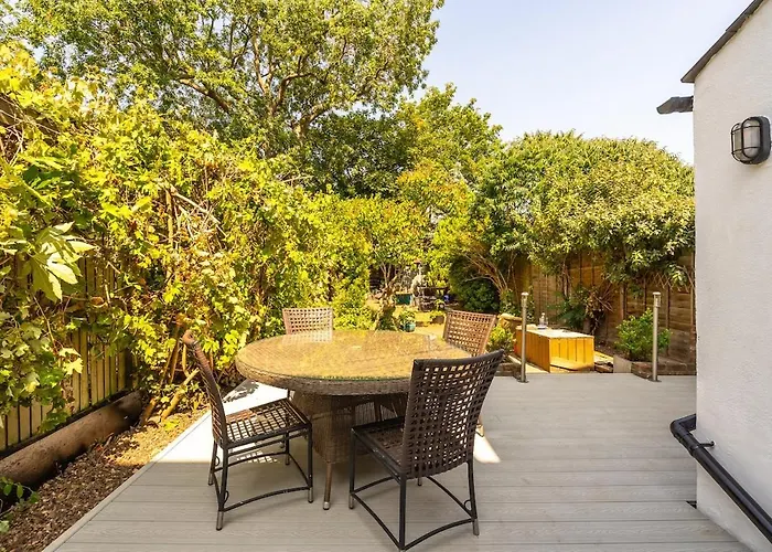 Charming 3Br Victorian House With Parking - 10 Mins To Kingston