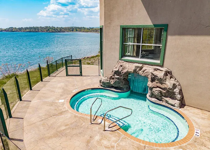 Majestic Lake Views King Suite, 2 Queen Beds And Heated Pools