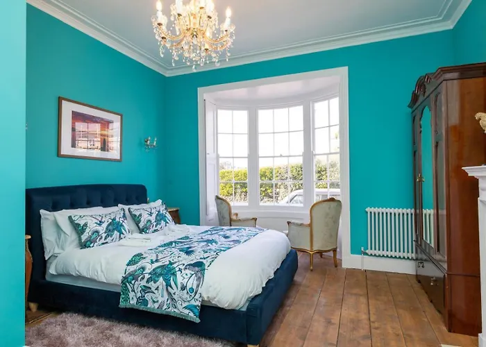 2 Seaside Bedroom Home, Garden, 6 Guests, Parking, Contractors-Families Welcome