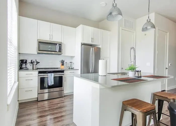 Boulevard Stays Luxury 1Br King Suite Pool Gym Parking - B