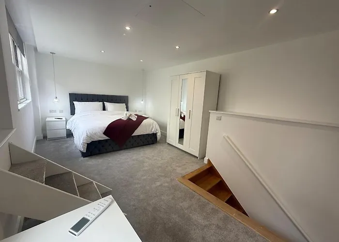 Stylish 3 Bed Spacious Flat