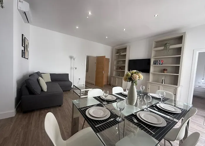 Stylish 3 Bed Spacious Flat