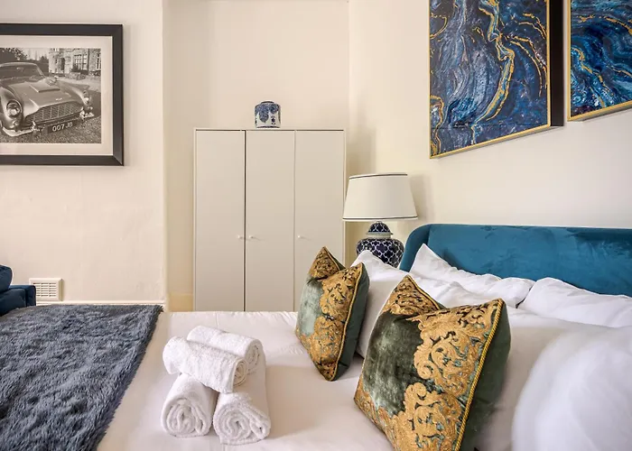 Elegant 2Br Ground-Floor Teddington Flat Modern Comfort