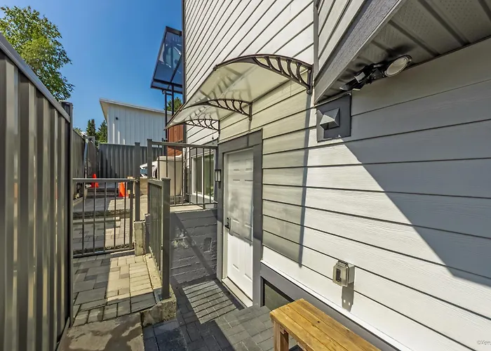 Budget Friendly 2 Bedroom Suite - Save On Weekly And Monthly Stays!