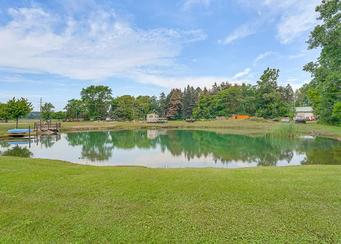 1 Block To Lake Huron: Pet-Friendly Apt W/ Kayaks