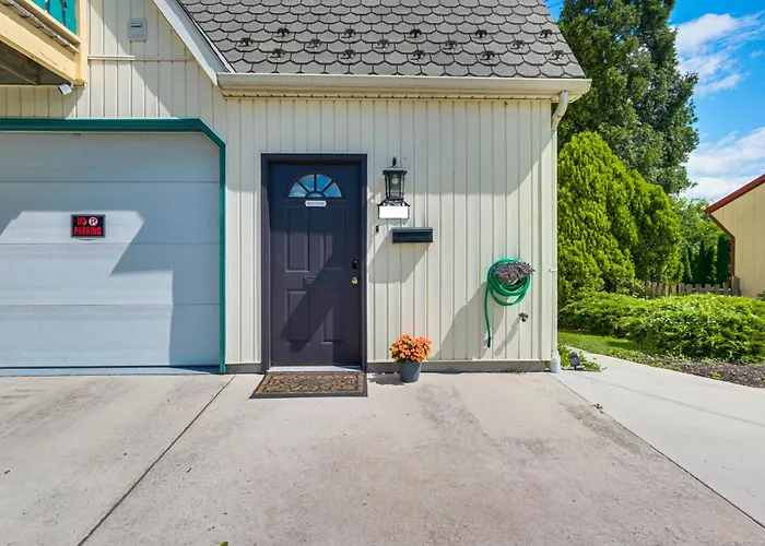 Walk To Town: Charming Unit W/ Balcony In Bedford!