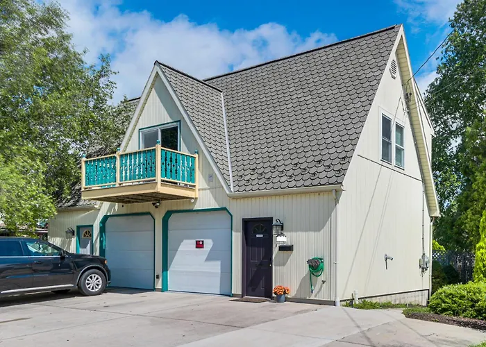 Walk To Town: Charming Unit W/ Balcony In Bedford!