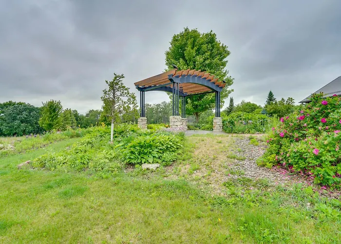 On 30 Acres W/ Trails & Garden: Stockholm Cabin!