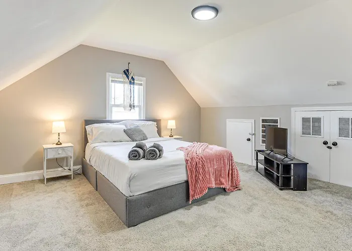 4 Mi To Universities: Quaint Parkville Apartment!