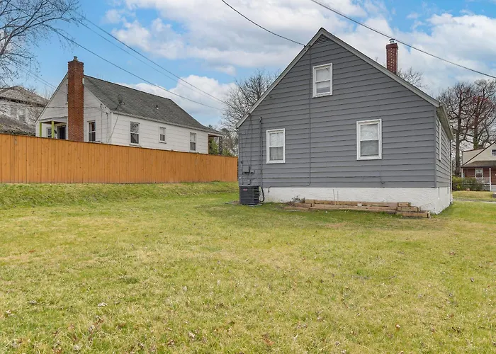 4 Mi To Universities: Quaint Parkville Apartment!