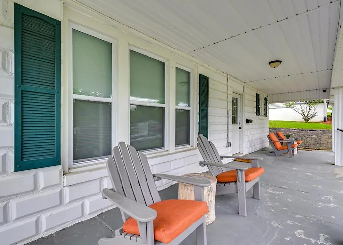Walk To Dtwn Greensburg: Charming Unit W/ Deck!