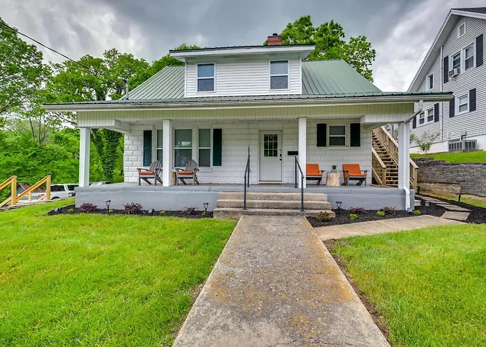 Walk To Dtwn Greensburg: Charming Unit W/ Deck!
