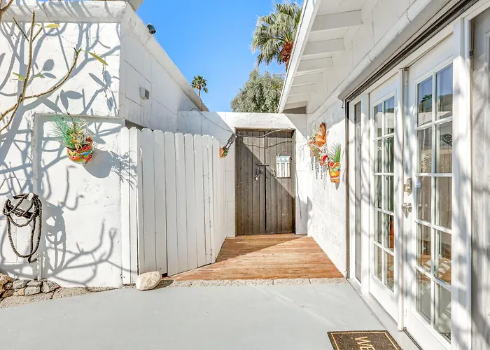 Golf, Shop & Hike: Sleek Rancho Mirage Studio